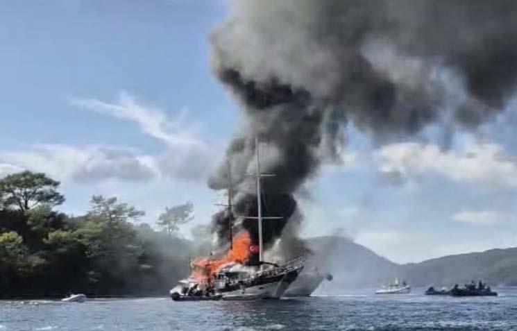 Denizin ortasında can pazarı Gulet tekne alev topuna döndü