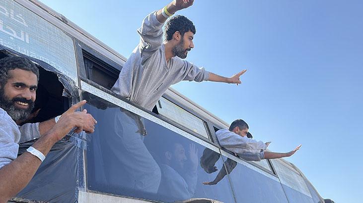 İsrailin serbest bıraktığı Filistinli esirlerin bir kısmı Gazzeye ulaştı