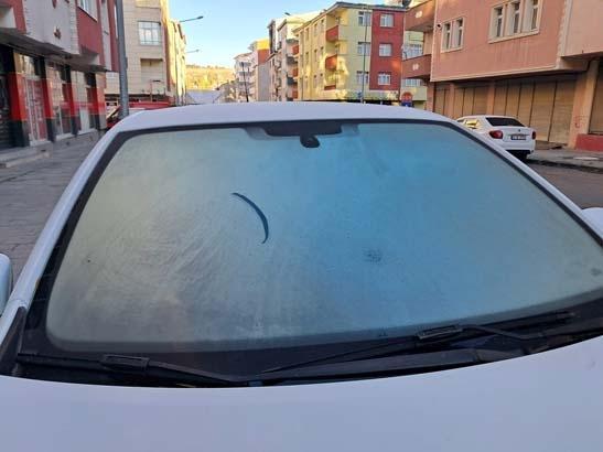 Bir kent adeta dondu Vatandaşlar araçların camlarındaki buzu kazıdı Bir kent adeta dondu Vatandaşlar araçların camlarındaki buzu kazıdı