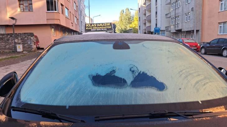 Bir kent adeta dondu Vatandaşlar araçların camlarındaki buzu kazıdı Bir kent adeta dondu Vatandaşlar araçların camlarındaki buzu kazıdı