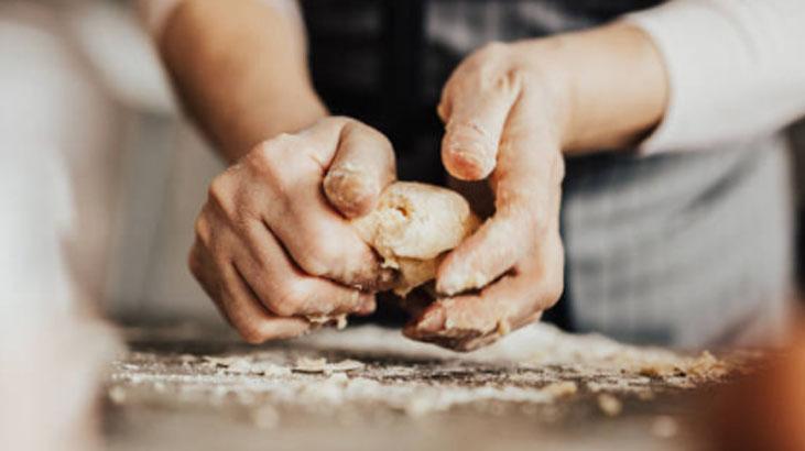 Kum gibi dağılan un kurabiyesi böyle hazırlanır Pastaneyi eve getiren kıyır kıyır lezzet