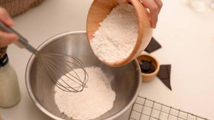 Kum gibi dağılan un kurabiyesi böyle hazırlanır Pastaneyi eve getiren kıyır kıyır lezzet