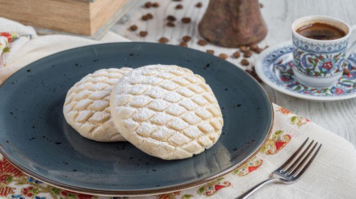 Kum gibi dağılan un kurabiyesi böyle hazırlanır Pastaneyi eve getiren kıyır kıyır lezzet