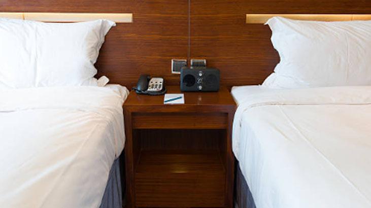 Odadaki gizli kamera gözünüzden kaçmasın Parmak testiyle aynadaki tuzak belli oluyor