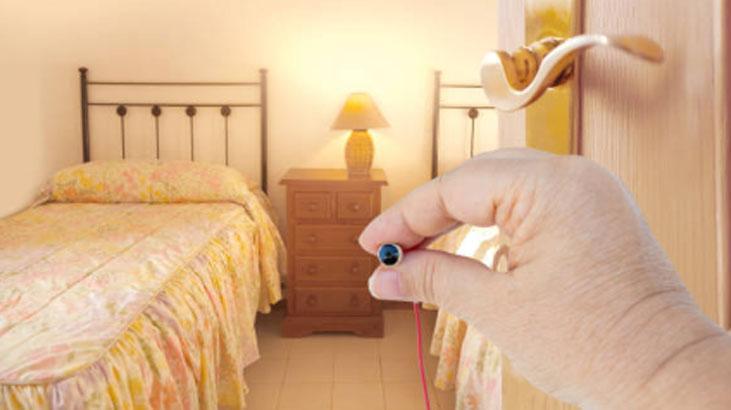 Odadaki gizli kamera gözünüzden kaçmasın Parmak testiyle aynadaki tuzak belli oluyor