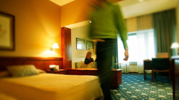 Odadaki gizli kamera gözünüzden kaçmasın Parmak testiyle aynadaki tuzak belli oluyor