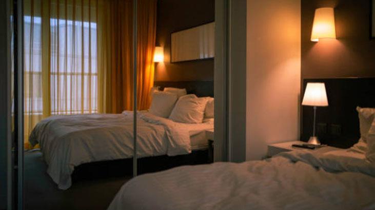 Odadaki gizli kamera gözünüzden kaçmasın Parmak testiyle aynadaki tuzak belli oluyor