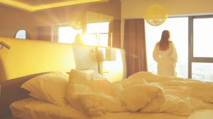 Odadaki gizli kamera gözünüzden kaçmasın Parmak testiyle aynadaki tuzak belli oluyor