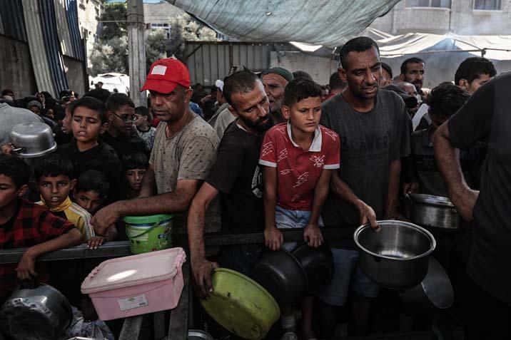 Gazze'de açlıkla mücadele eden Filistinlilere, yemek dağıtıldı! Uzun kuyruklar oluştu