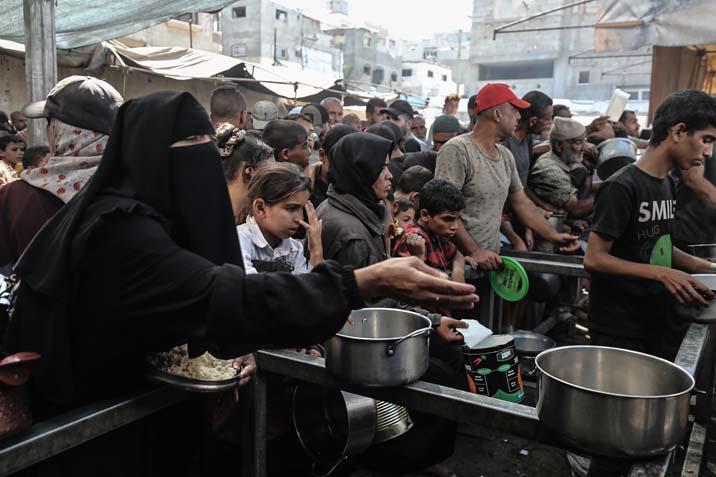 Gazzede açlıkla mücadele eden Filistinlilere, yemek dağıtıldı Uzun kuyruklar oluştu