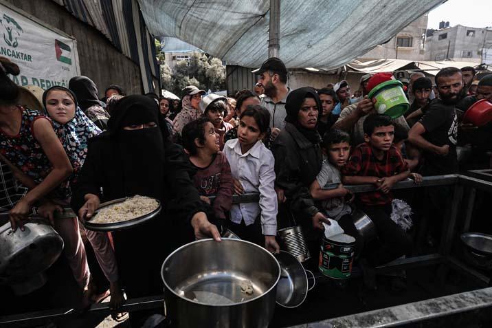 Gazzede açlıkla mücadele eden Filistinlilere, yemek dağıtıldı Uzun kuyruklar oluştu