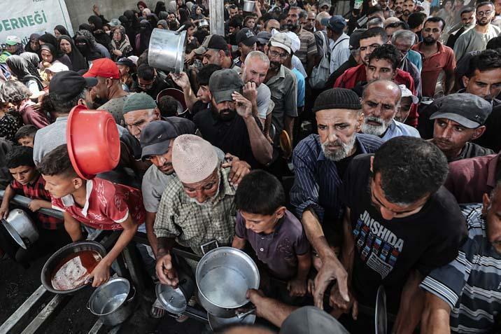 Gazzede açlıkla mücadele eden Filistinlilere, yemek dağıtıldı Uzun kuyruklar oluştu