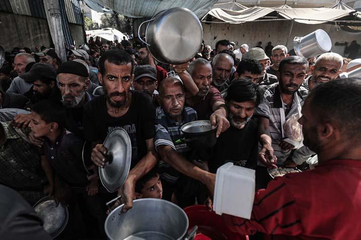 Gazzede açlıkla mücadele eden Filistinlilere, yemek dağıtıldı Uzun kuyruklar oluştu