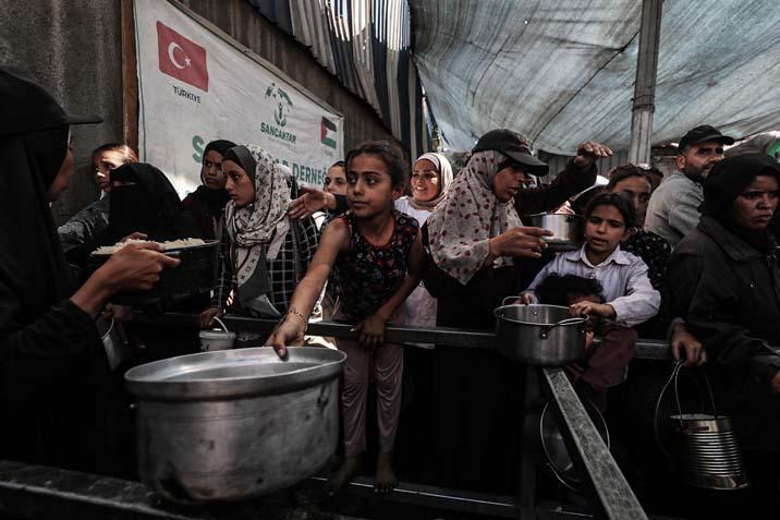 Gazzede açlıkla mücadele eden Filistinlilere, yemek dağıtıldı Uzun kuyruklar oluştu