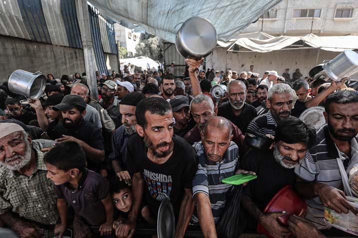 Gazzede açlıkla mücadele eden Filistinlilere, yemek dağıtıldı Uzun kuyruklar oluştu