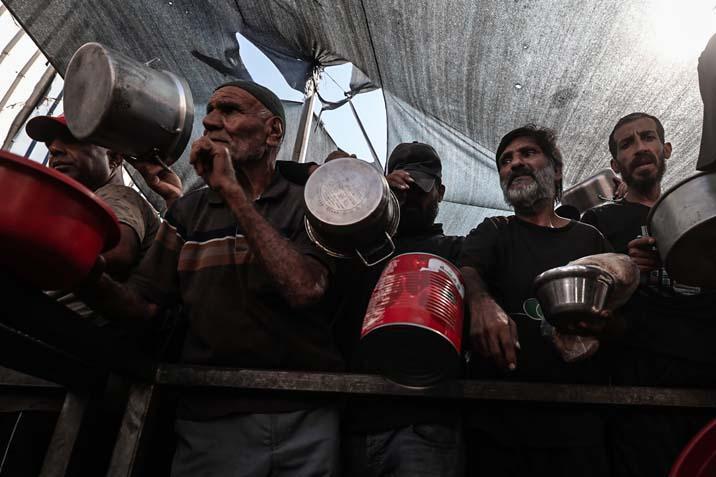 Gazzede açlıkla mücadele eden Filistinlilere, yemek dağıtıldı Uzun kuyruklar oluştu