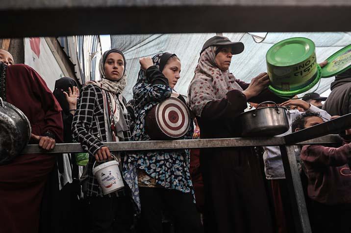 Gazzede açlıkla mücadele eden Filistinlilere, yemek dağıtıldı Uzun kuyruklar oluştu