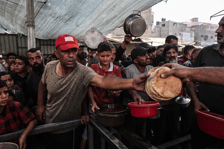 Gazzede açlıkla mücadele eden Filistinlilere, yemek dağıtıldı Uzun kuyruklar oluştu