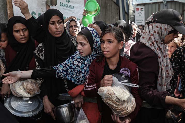 Gazzede açlıkla mücadele eden Filistinlilere, yemek dağıtıldı Uzun kuyruklar oluştu