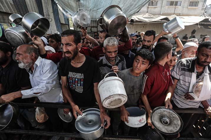 Gazzede açlıkla mücadele eden Filistinlilere, yemek dağıtıldı Uzun kuyruklar oluştu
