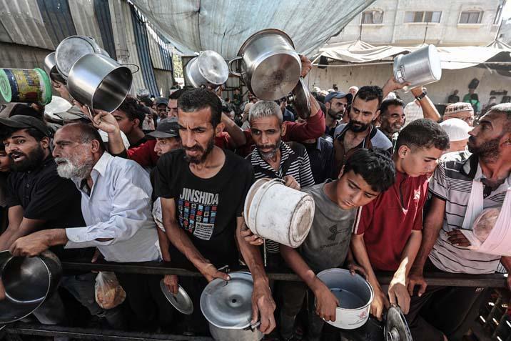 Gazzede açlıkla mücadele eden Filistinlilere, yemek dağıtıldı Uzun kuyruklar oluştu