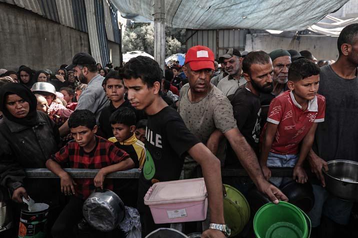 Gazzede açlıkla mücadele eden Filistinlilere, yemek dağıtıldı Uzun kuyruklar oluştu