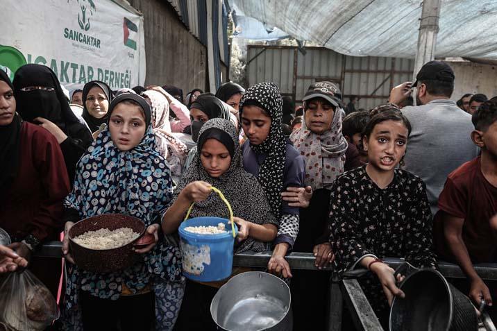 Gazzede açlıkla mücadele eden Filistinlilere, yemek dağıtıldı Uzun kuyruklar oluştu