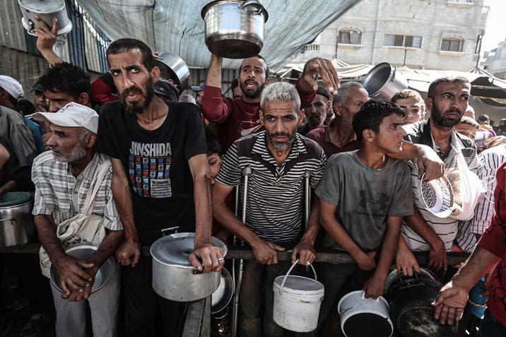 Gazzede açlıkla mücadele eden Filistinlilere, yemek dağıtıldı Uzun kuyruklar oluştu