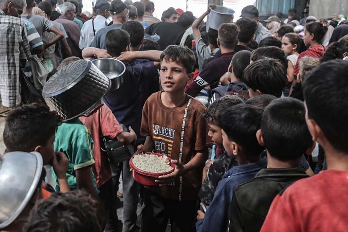 Gazzede açlıkla mücadele eden Filistinlilere, yemek dağıtıldı Uzun kuyruklar oluştu