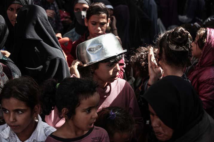 Gazzede açlıkla mücadele eden Filistinlilere, yemek dağıtıldı Uzun kuyruklar oluştu