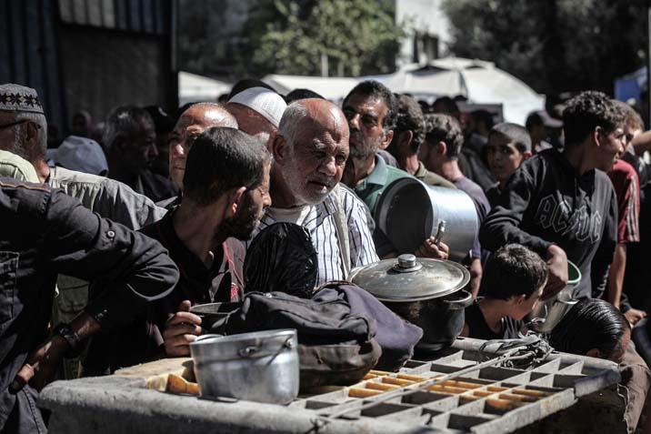 Gazzede açlıkla mücadele eden Filistinlilere, yemek dağıtıldı Uzun kuyruklar oluştu