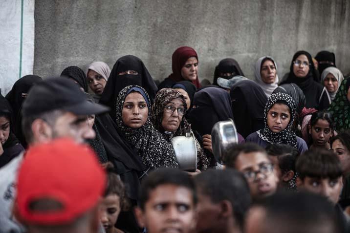 Gazzede açlıkla mücadele eden Filistinlilere, yemek dağıtıldı Uzun kuyruklar oluştu
