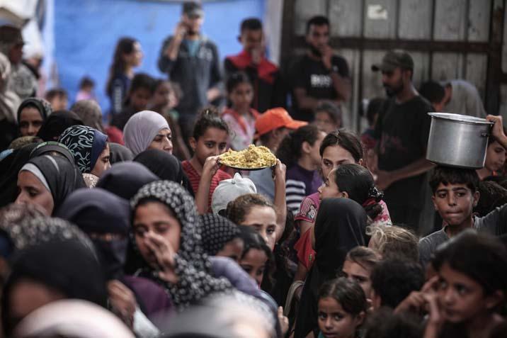 Gazzede açlıkla mücadele eden Filistinlilere, yemek dağıtıldı Uzun kuyruklar oluştu