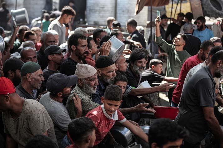 Gazzede açlıkla mücadele eden Filistinlilere, yemek dağıtıldı Uzun kuyruklar oluştu