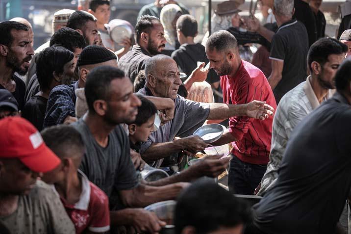 Gazzede açlıkla mücadele eden Filistinlilere, yemek dağıtıldı Uzun kuyruklar oluştu