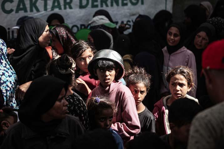 Gazzede açlıkla mücadele eden Filistinlilere, yemek dağıtıldı Uzun kuyruklar oluştu