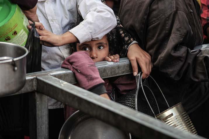 Gazzede açlıkla mücadele eden Filistinlilere, yemek dağıtıldı Uzun kuyruklar oluştu