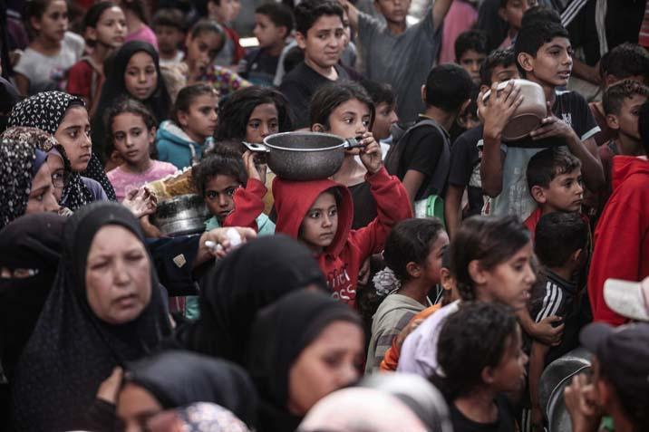 Gazzede açlıkla mücadele eden Filistinlilere, yemek dağıtıldı Uzun kuyruklar oluştu