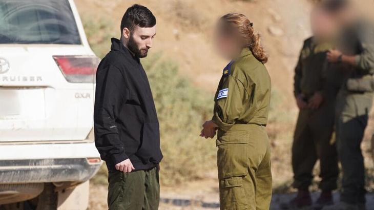Serbest bırakılan İsrailli askerin babası: Hamas oğlumun ibadet etmesine izin verdi