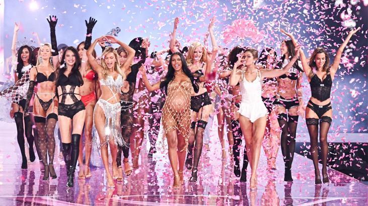Dünya takip etti! Victoria's Secret defilesinde ilk: 9 aylık hamile olarak podyumda yürüdü