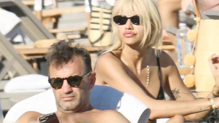 ESKİ EŞLER KUTLAMADA BİR ARAYA GELMİŞTİ ESKİ EŞLER KUTLAMADA BİR ARAYA GELMİŞTİ