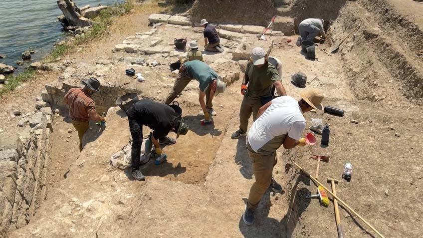 İstanbul’un altında büyük sır ‘Avcılar, Küçükçekmece kıyısında ilginç buluntularla karşılaşıyoruz’ İstanbul’un altında büyük sır ‘Avcılar, Küçükçekmece kıyısında ilginç buluntularla karşılaşıyoruz’