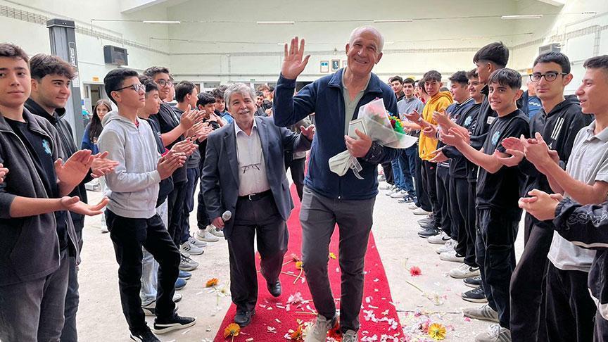 37 yıllık öğretmene kırmızı halılı veda! 'Bir ömür verdim'