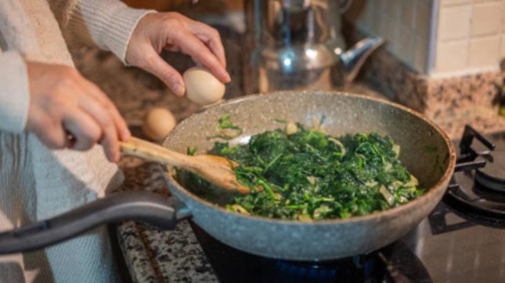 Ispanak sevmeyenleri bile mest eden tarif 3 dakikada hazır, sapı da ziyan olmuyor