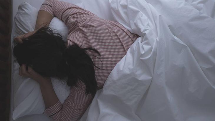 Uykusuz gecelerin faturası ağır Bir anda yaşlandırıyor, beyni içten çökertiyor