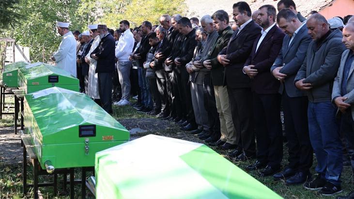 Korkunç kazada ölen 3 kardeş ile enişteleri toprağa verildi