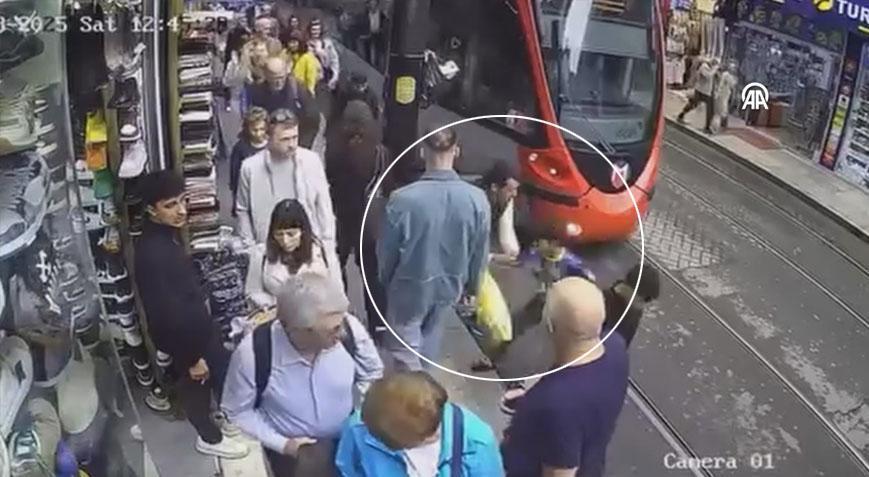 İstanbul'da tramvay yolunda facianın eşiğinden dönüldü! O anlar kamerada