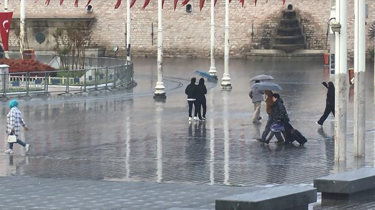 İstanbul pazar gününe yağmurla başladı