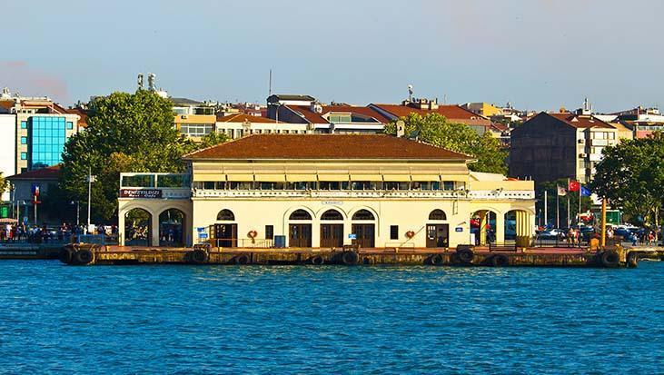 Kadıköy'de iskelede denize düşen 4 kişiden 1'i hayatını kaybetti