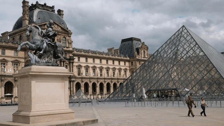 Ünlü Louvre Müzesi'nde soygun şoku: 9 parça mücevher yok
